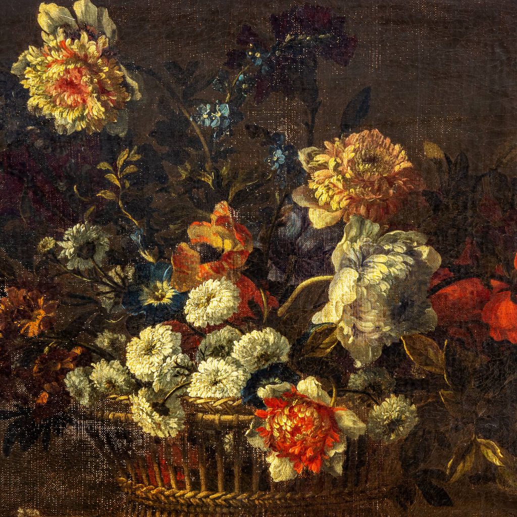 Cestina di fiori su un ripiano
