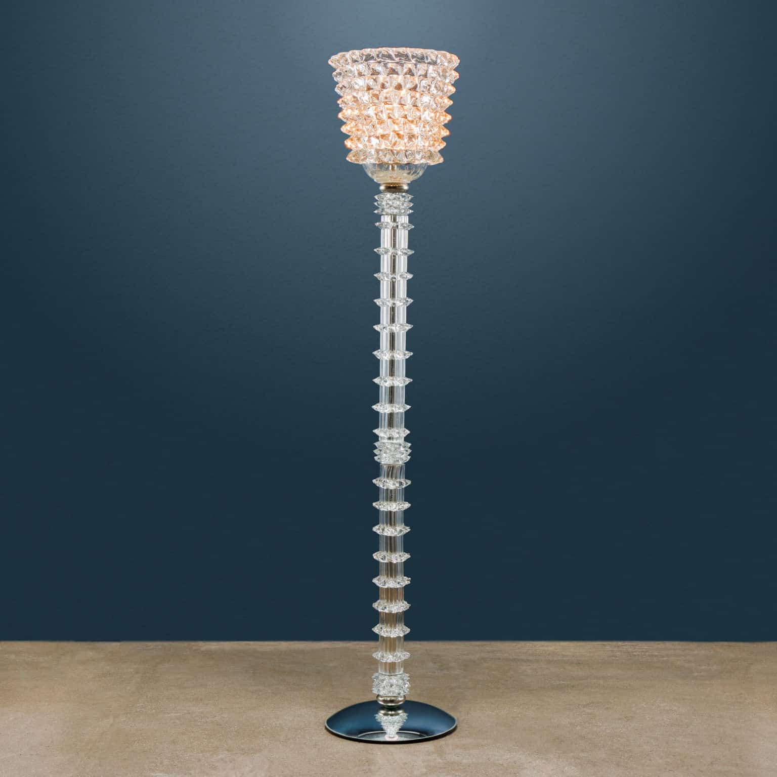 Scenografica lampada da terra anni ‘40 di manifattura italiana realizzata in vetro pulegoso di Murano.