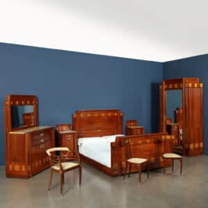 Camera completa Carlo Zen Milano con armadio, comò, comodini, letto e sedute: eleganza e design italiano d’epoca.