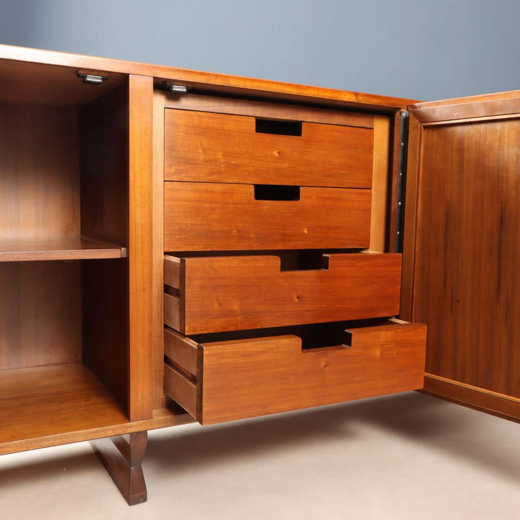 Dettaglio cassetti Credenza 'MB 15' di Franco Albini per Poggi Pavia