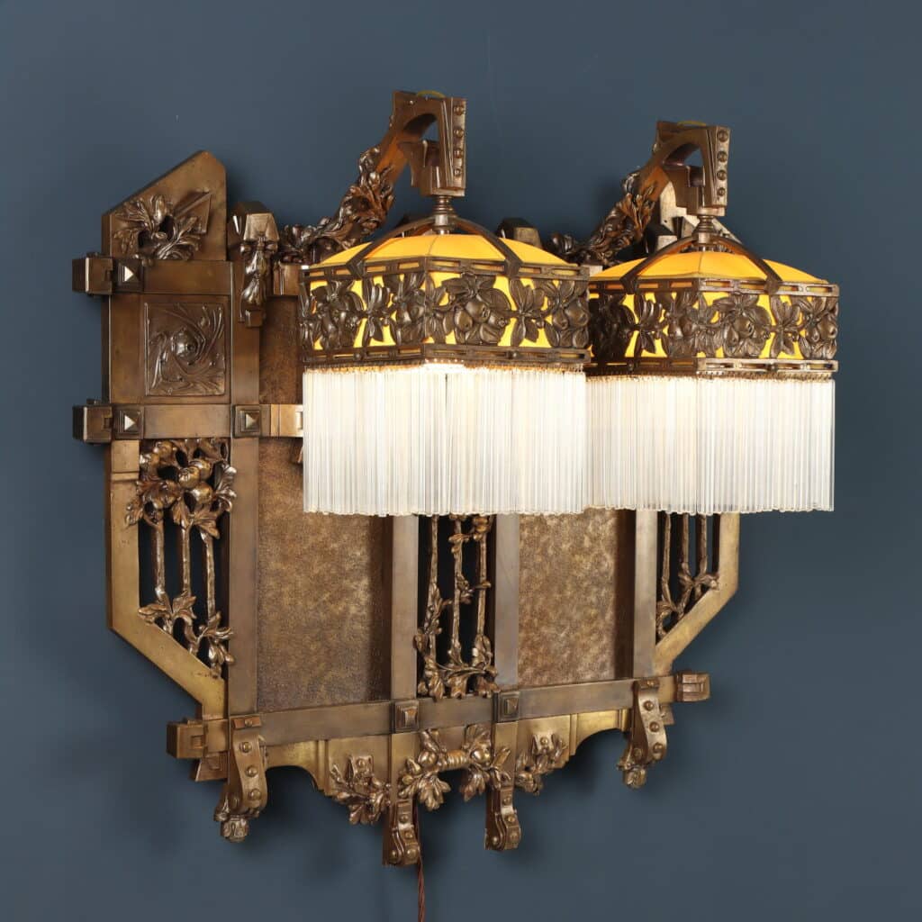 Giuseppe Sommaruga (1867-1917) Applique a due luci in bronzo e vetro