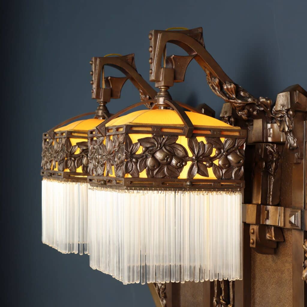 Giuseppe Sommaruga (1867-1917) Applique a due luci in bronzo e vetro