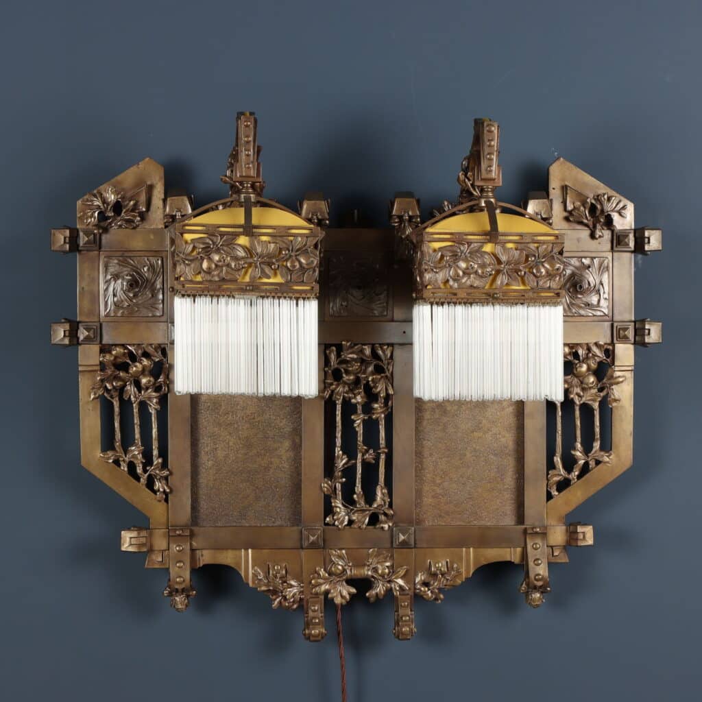 Giuseppe Sommaruga (1867-1917) Applique a due luci in bronzo e vetro