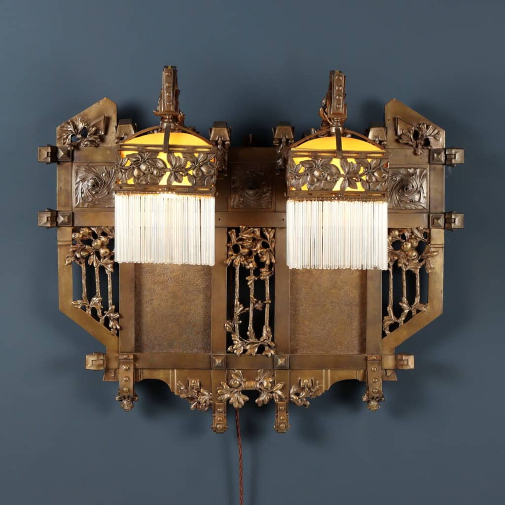 Giuseppe Sommaruga (1867-1917) Applique a due luci in bronzo e vetro