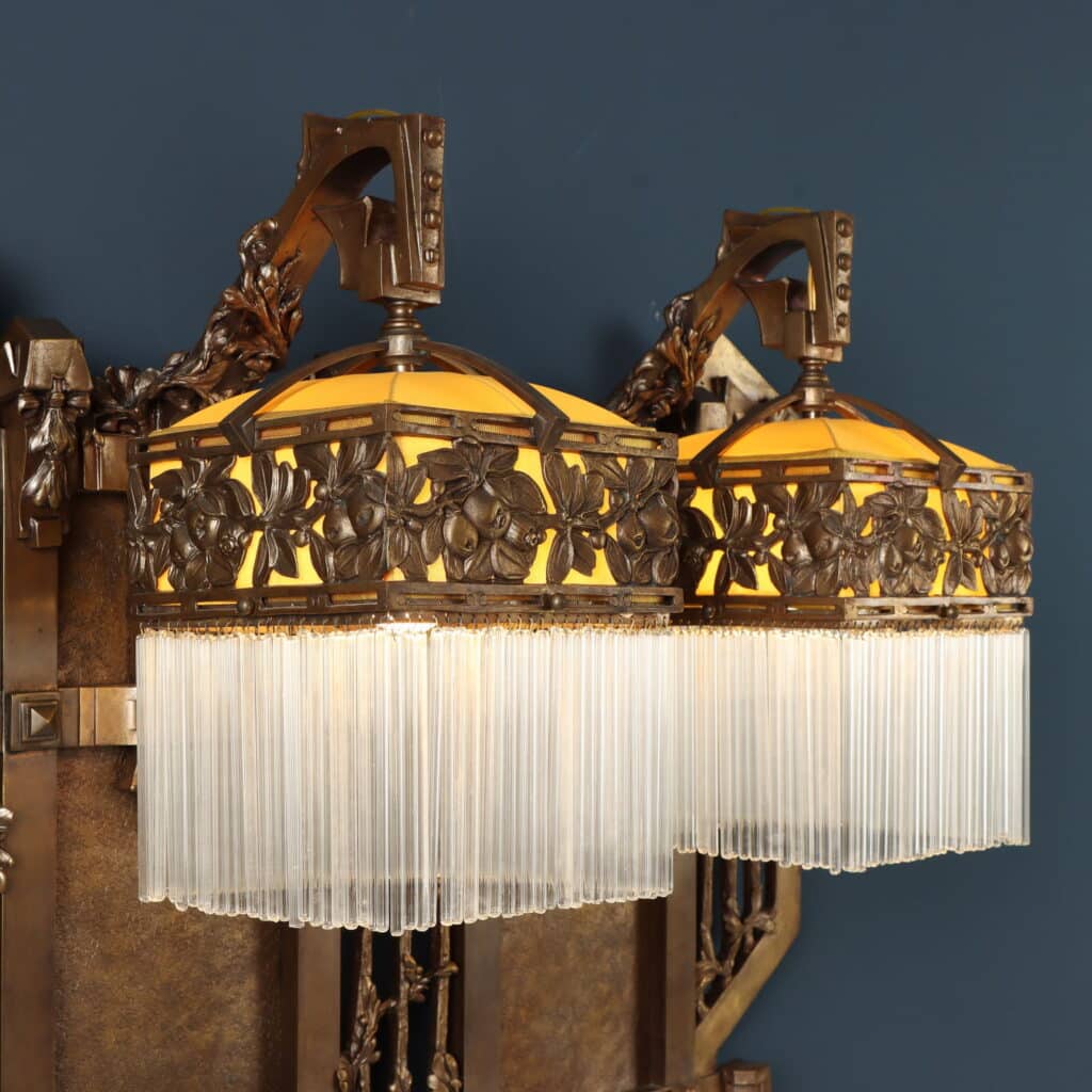 Giuseppe Sommaruga (1867-1917) Applique a due luci in bronzo e vetro