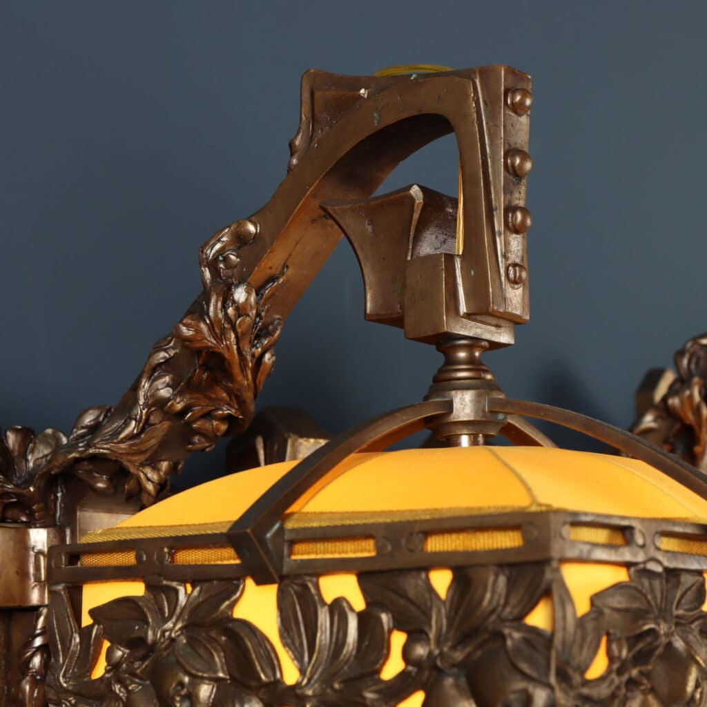 Giuseppe Sommaruga (1867-1917) Applique a due luci in bronzo e vetro