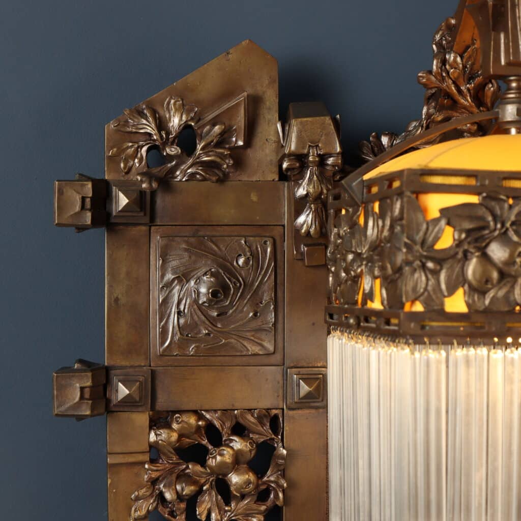 Giuseppe Sommaruga (1867-1917) Applique a due luci in bronzo e vetro