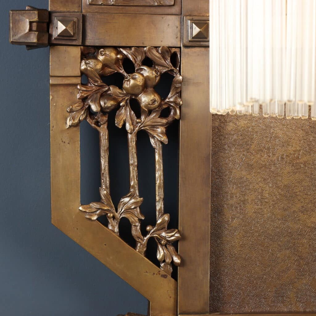 Giuseppe Sommaruga (1867-1917) Applique a due luci in bronzo e vetro