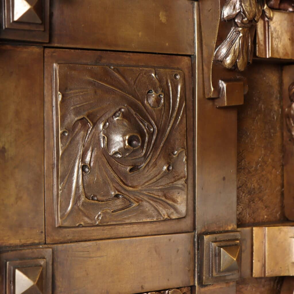 Giuseppe Sommaruga (1867-1917) Applique a due luci in bronzo e vetro