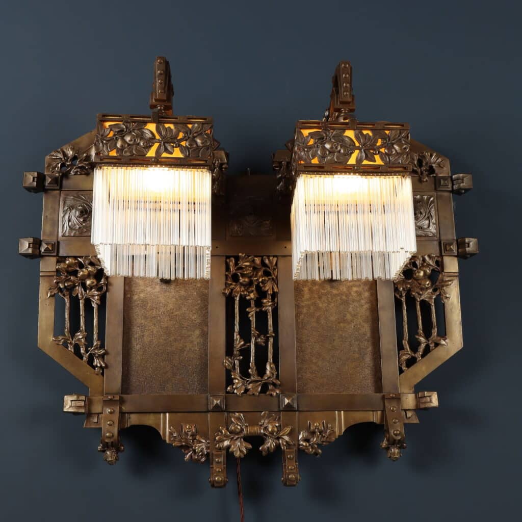 Giuseppe Sommaruga (1867-1917) Applique a due luci in bronzo e vetro