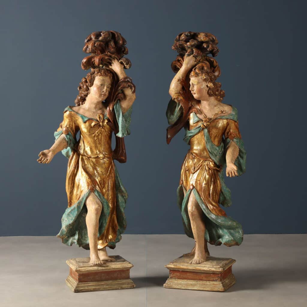 Coppia di figure con cornucopia Legno di tiglio intagliato dipinto e dorato