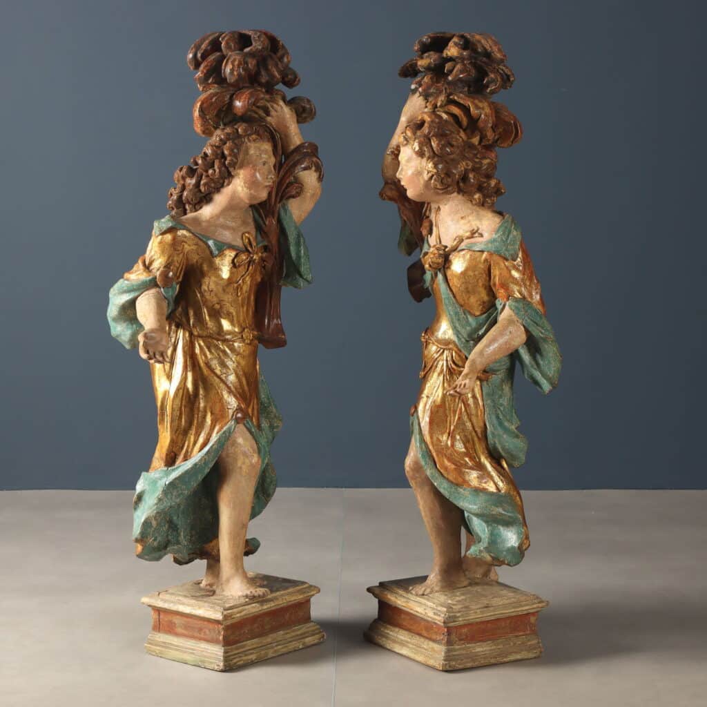 Coppia di figure con cornucopia Legno di tiglio intagliato dipinto e dorato