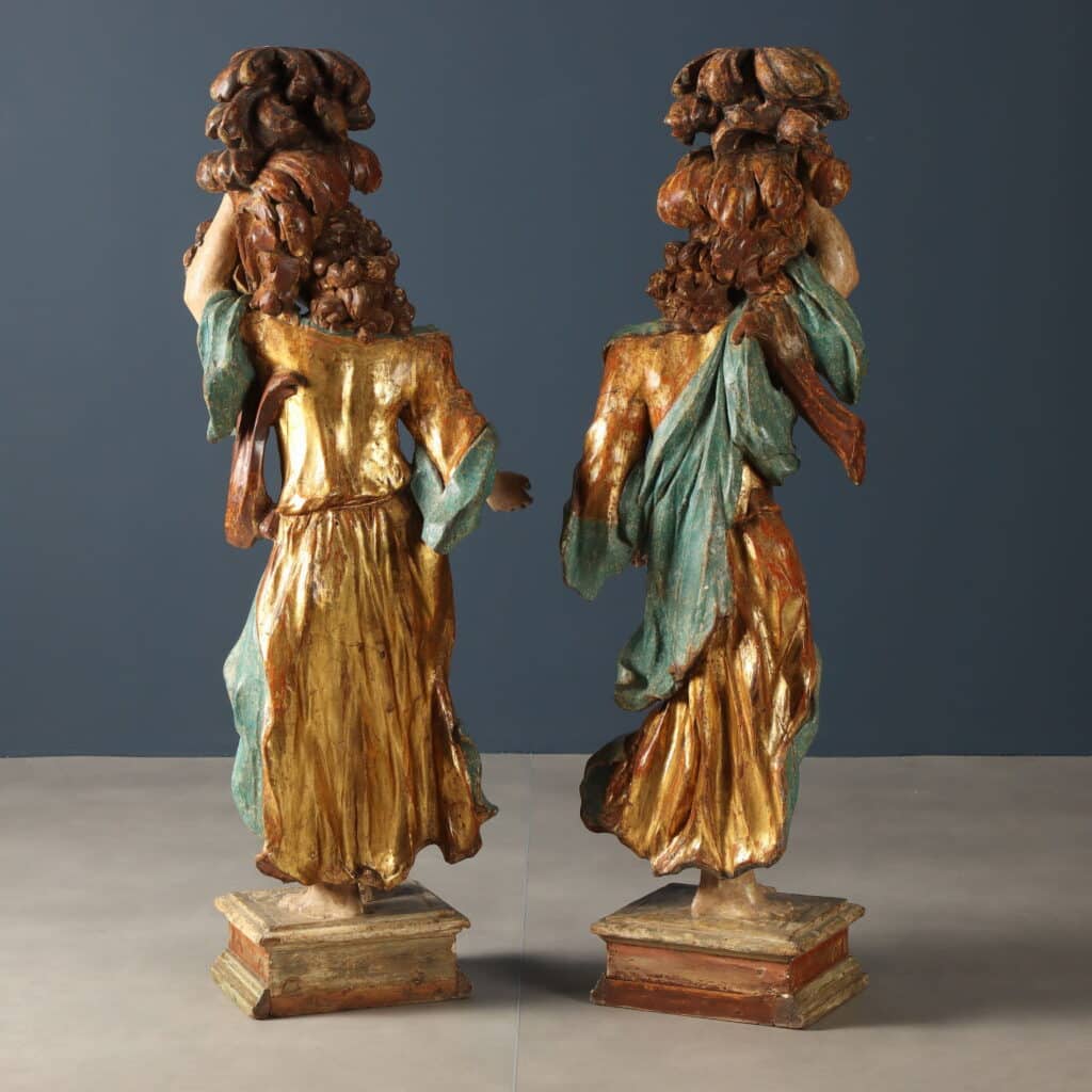 Coppia di figure con cornucopia Legno di tiglio intagliato dipinto e dorato