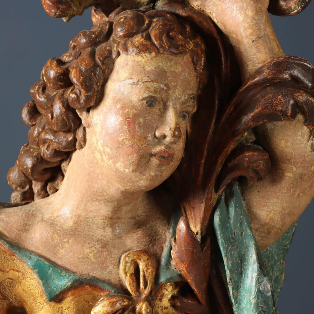 Coppia di figure con cornucopia Legno di tiglio intagliato dipinto e dorato