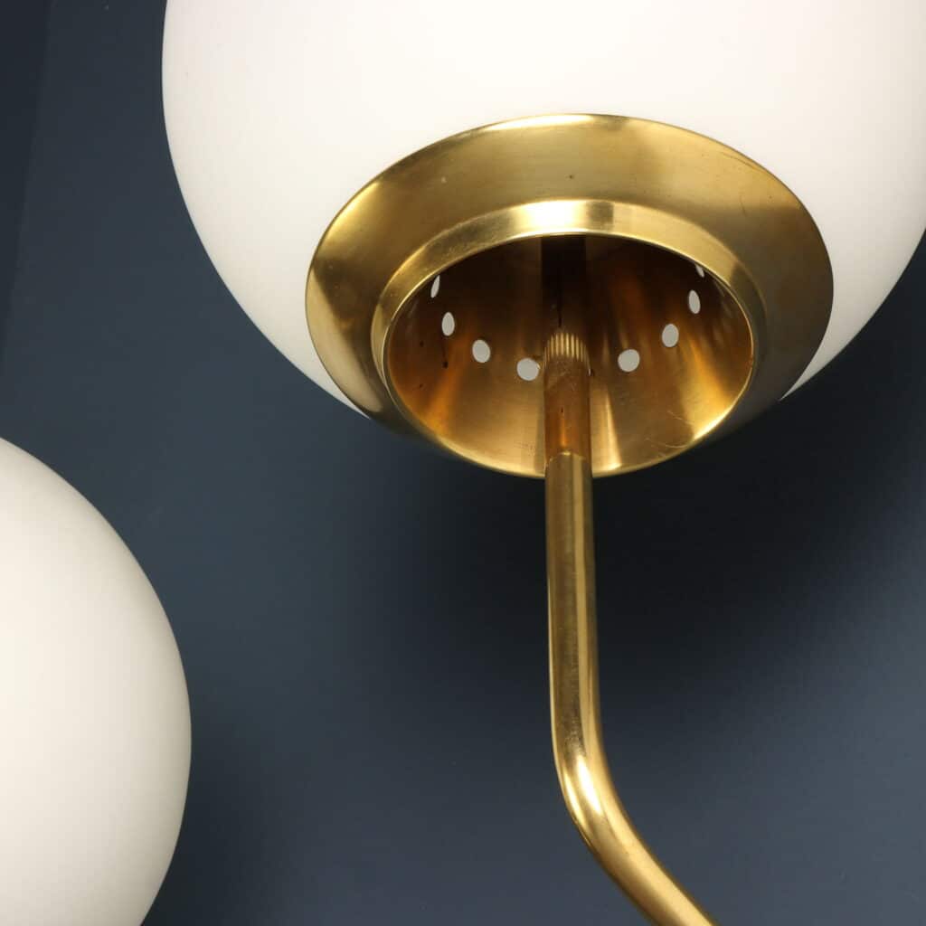 Dettaglio della struttura in ottone di due 'LP11' Pallone Azucena