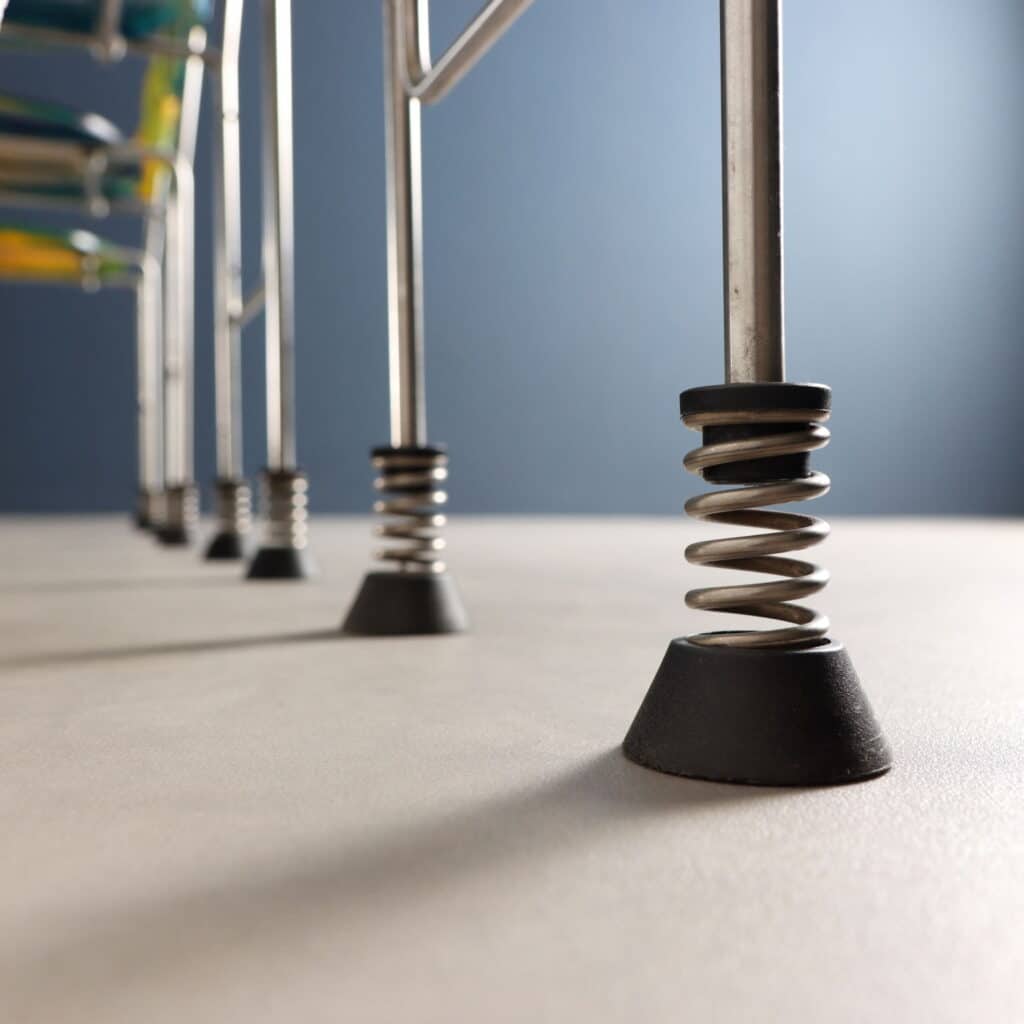 Particolare piedini a molla sedie Broadway di Gaetano Pesce