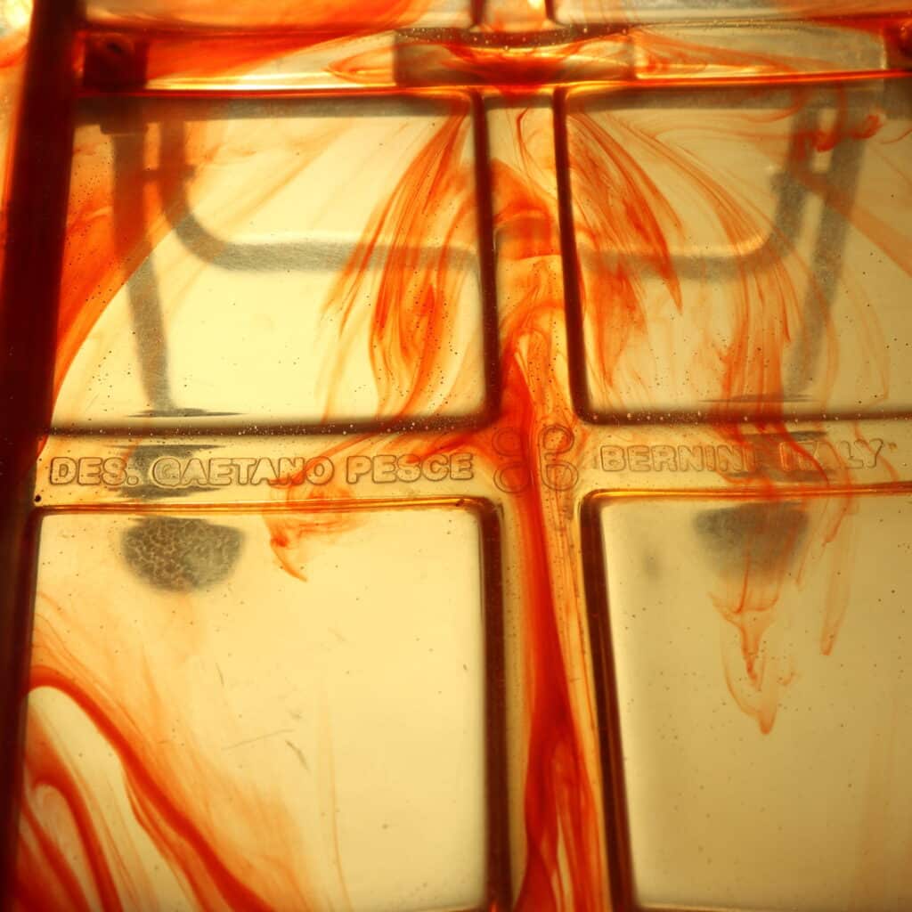 Particolare marchio Des. Gaetano Pesce Bernini Italy