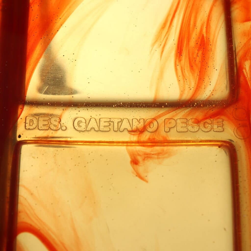 Particolare marchio Des. Gaetano Pesce sedie '543 Broadway'