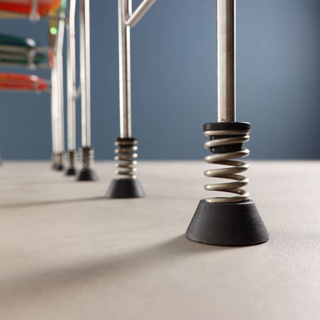 Particolare piedini a molla sedie '543 Broadway' di Gaetano Pesce