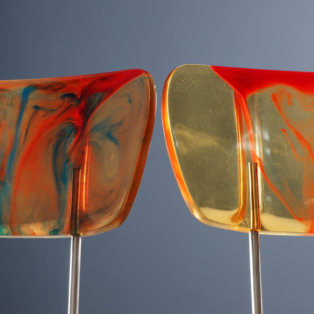 Particolare schienali rossi e gialli Sedie '543 Broadway' di Gaetano Pesce per Bernini