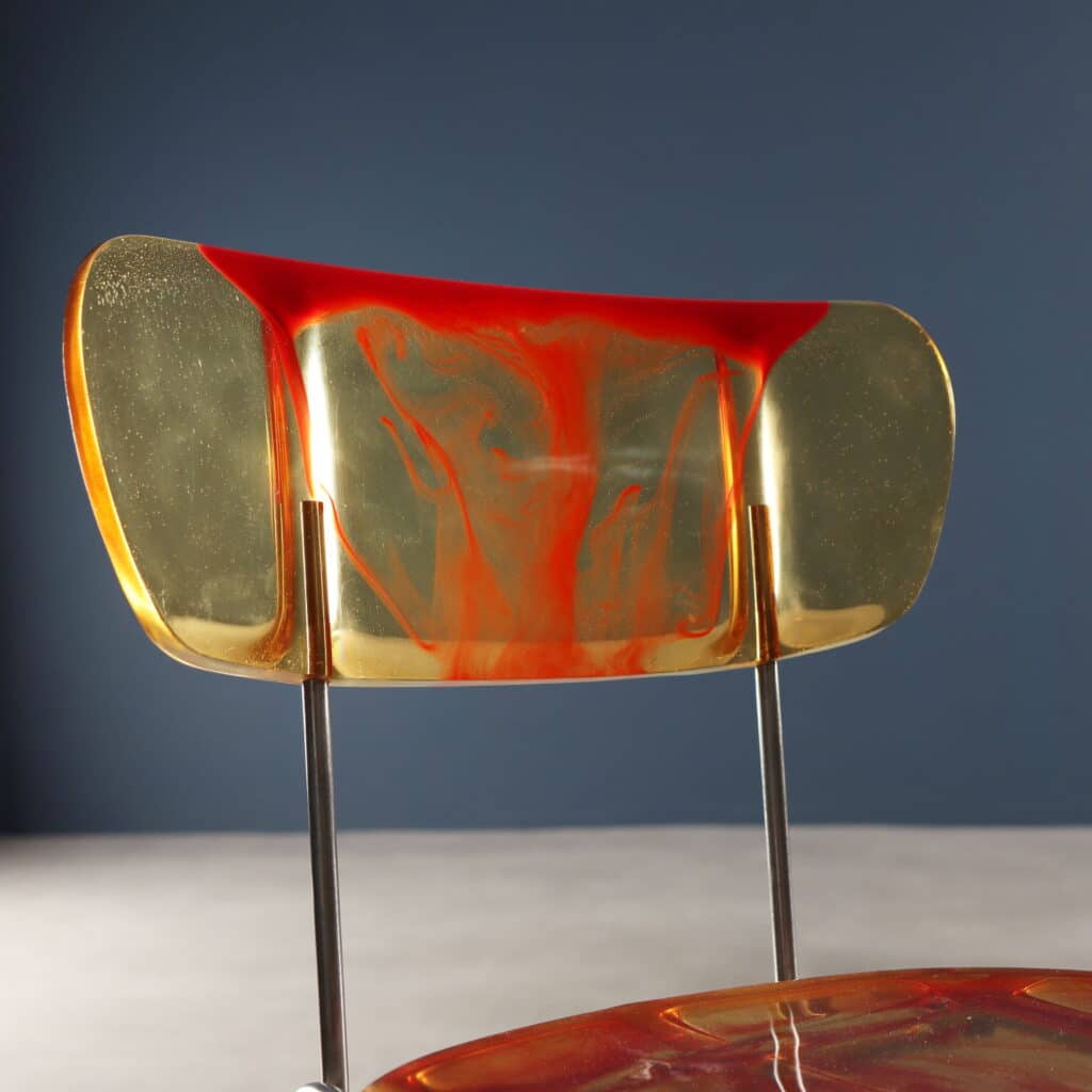 Particolare della resina dello schienale rosso e giallo Sedie '543 Broadway' di Gaetano Pesce per Bernini