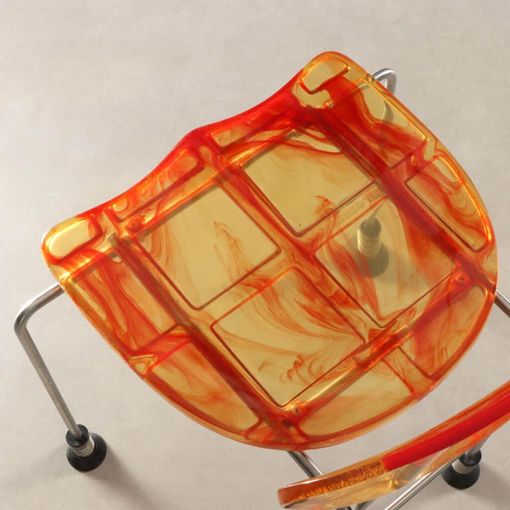 Particolare della resina della seduta rosso e giallo delle Sedie '543 Broadway' di Gaetano Pesce per Bernini