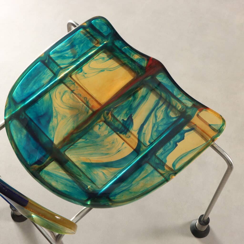 Particolare della resina della seduta verde e giallo delle Sedie '543 Broadway' di Gaetano Pesce per Bernini