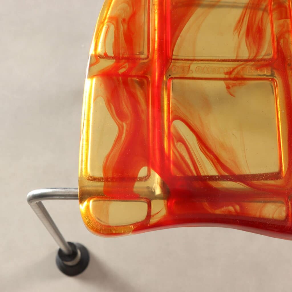 Particolare della resina della seduta rosso e giallo delle Sedie '543 Broadway' di Gaetano Pesce per Bernini