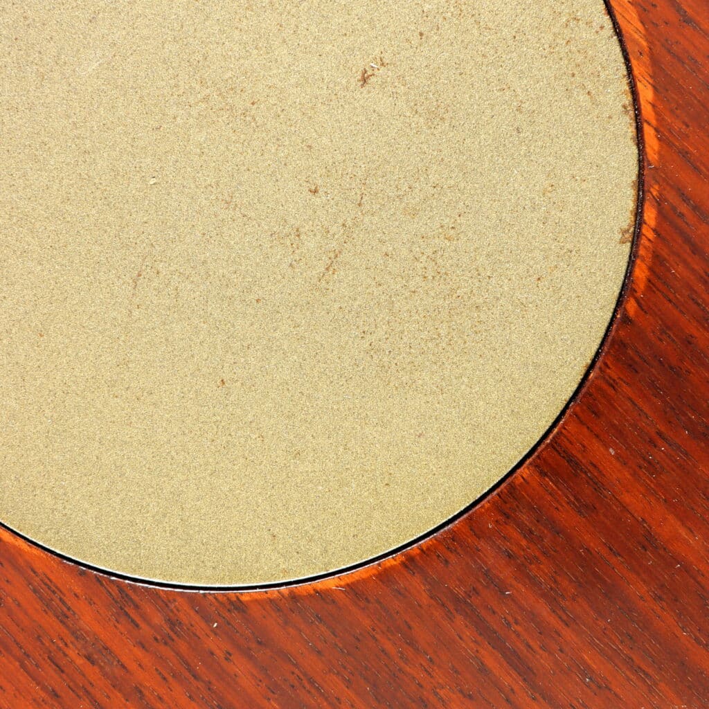 Dettaglio incastro della gamba in ghisa di un Tavolo da pranzo disegnato da Angelo Mangiarotti per La Sorgente del Mobile Cantù