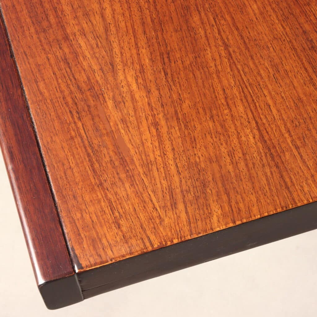 Dettaglio del piano in legno di un Tavolo da pranzo disegnato da Angelo Mangiarotti per La Sorgente del Mobile Cantù