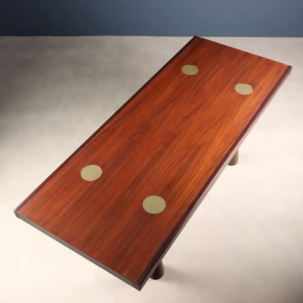 Tavolo anni '70 disegnato da Angelo Mangiarotti per La Sorgente del Mobile Cantù visto dall'alto