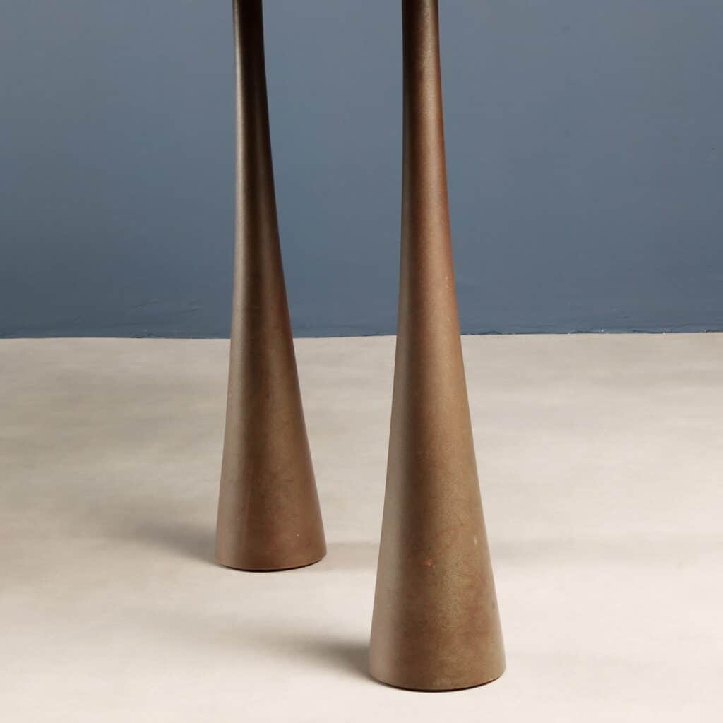 Dettaglio gambe a forma di elefante di un tavolo disegnato da Angelo Mangiarotti