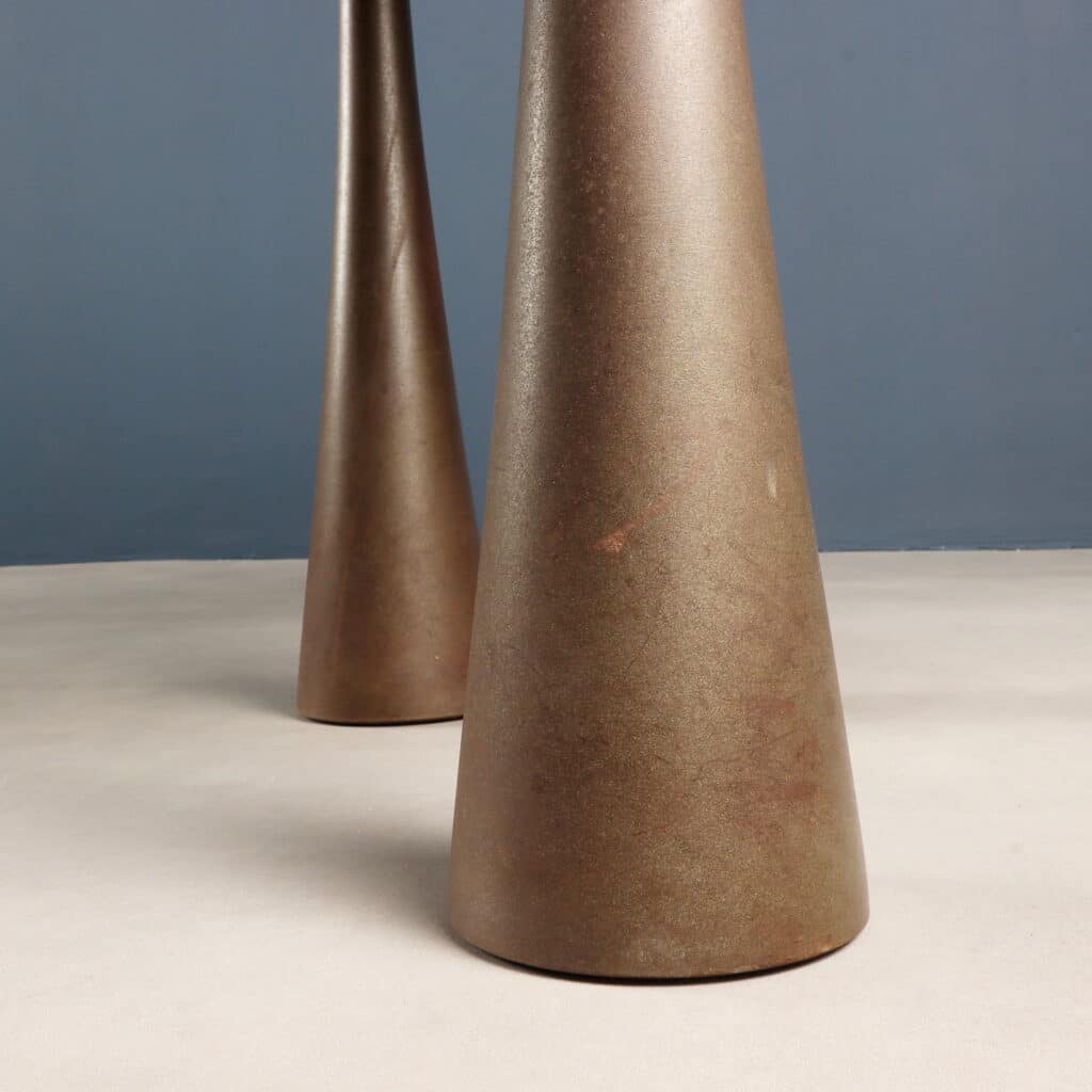 Dettaglio gambe in ghisa di un tavolo disegnato da Angelo Mangiarotti per una produzione La Sorgente del Mobile Cantù