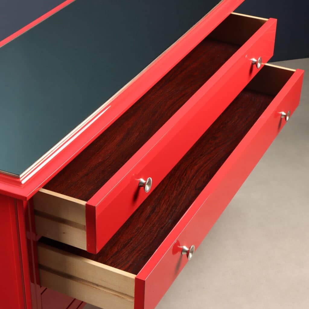 Dettaglio cassetti Cassettiera rossa 'D 154' di Carlo de Carli per Sormani