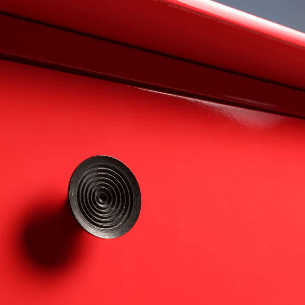 Particolare maniglia della cassettiera 'D 154' di Carlo de Carli