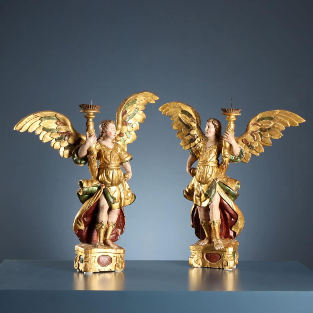 Coppia di angeli reggicero, Italia, metà del XVII secolo.