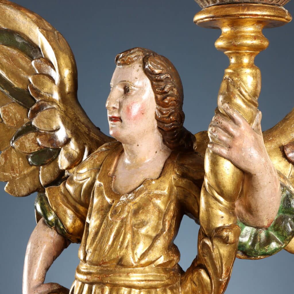 Volto angelico scolpito, particolare della coppia di reggicero.