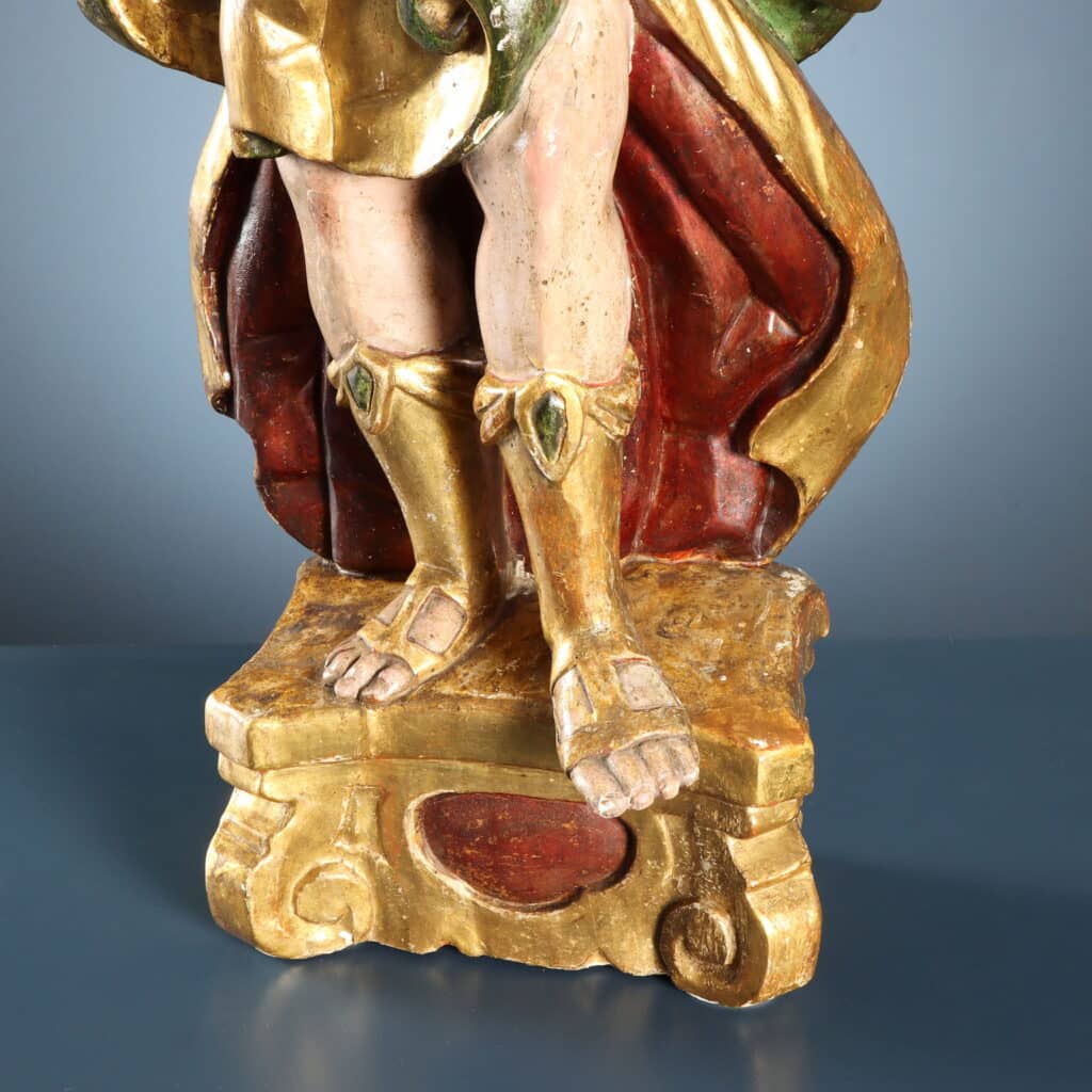 Coppia di sculture antiche italiane con figure angeliche portacero.