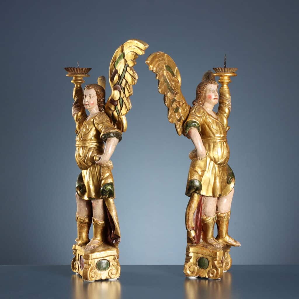Opera di antiquariato italiano con coppia di angeli portacero.