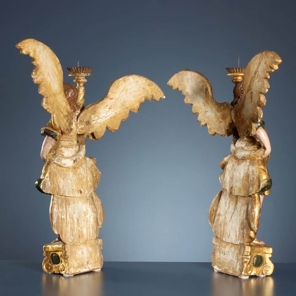 Raffinata coppia di angeli reggicero, espressione dell’arte barocca italiana.