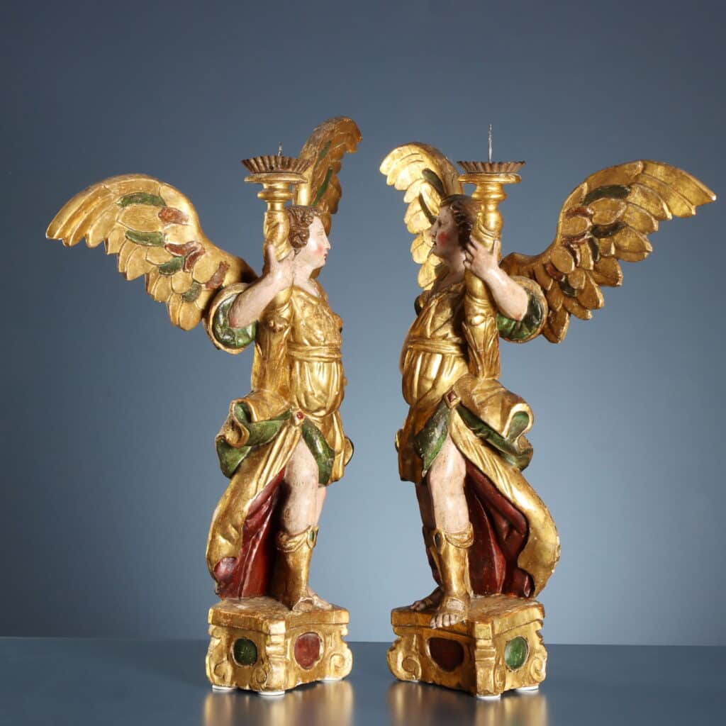 Scultura antica barocca raffigurante angeli reggicero in legno.