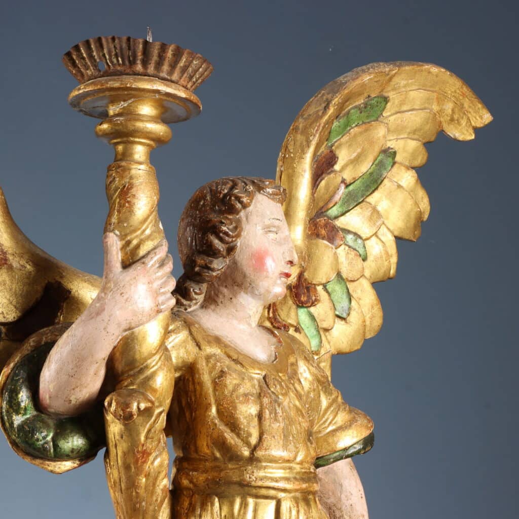 Angeli reggicero in legno scolpito, opera di alto antiquariato italiano.