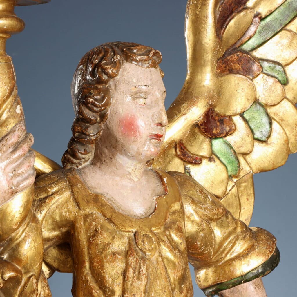 Dettaglio del volto angelico nella scultura antica seicentesca.