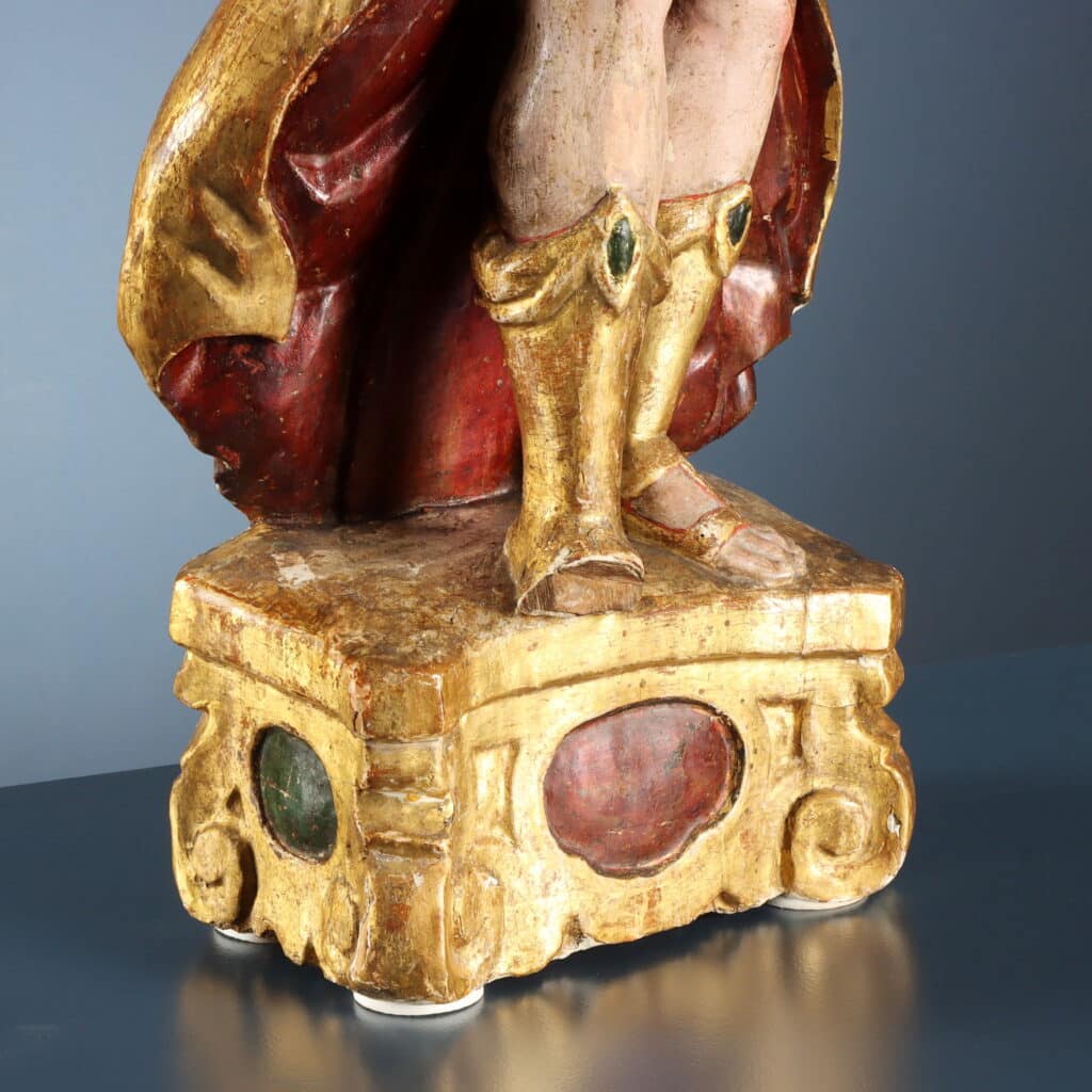 Coppia di figure angeliche scolpite, Italia, metà del XVII secolo.