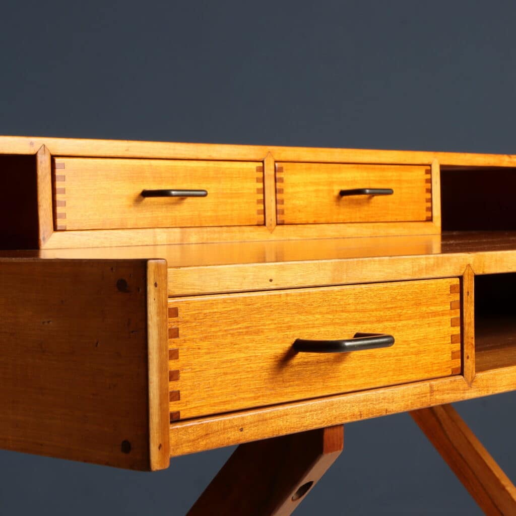 Particolare cassetti scrivania anni '50 produzione Cantieri Carugati