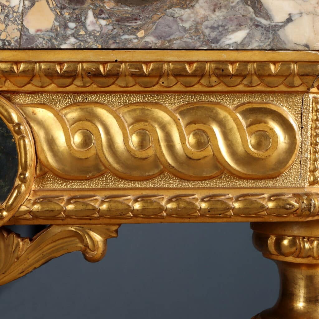 Dettaglio della fascia con greca neoclassica