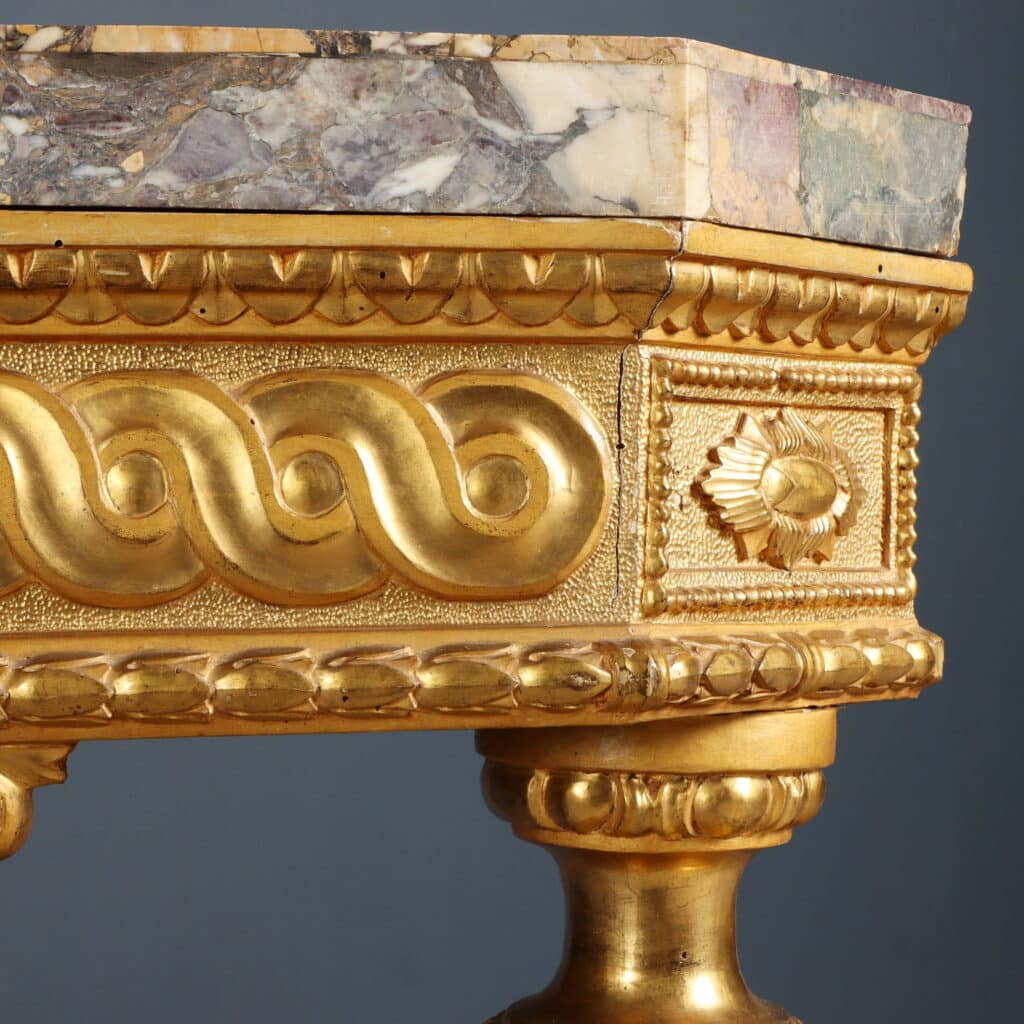 Dettaglio della fascia con greca neoclassica