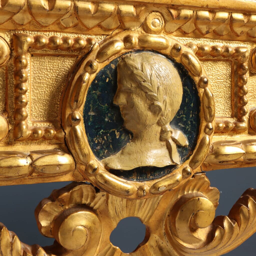 Dettaglio del medaglione con profilo classico