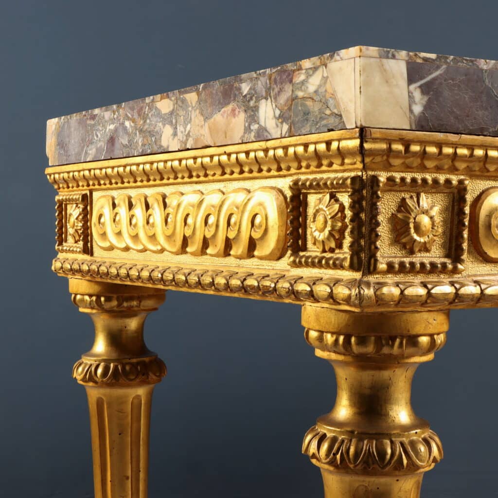 Dettaglio della fascia con greca neoclassica