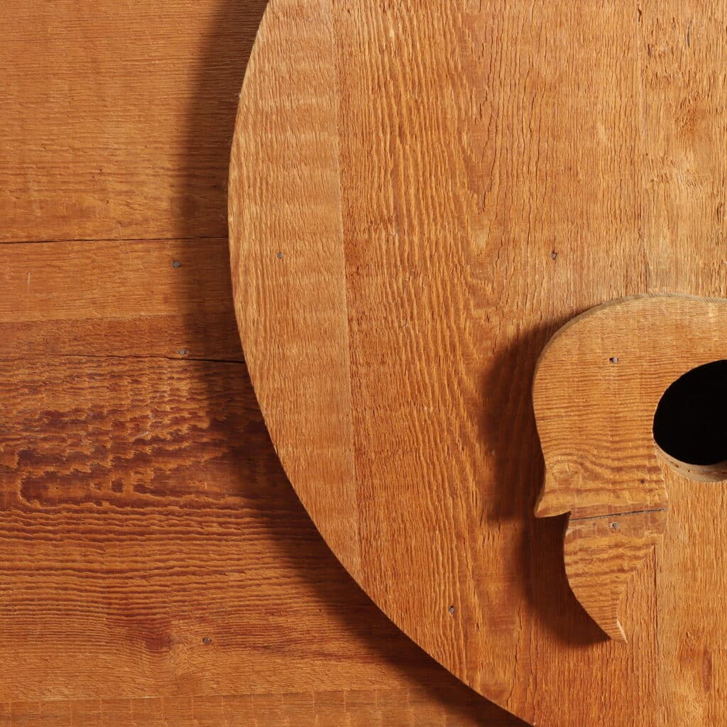 Dettaglio letto 'Bocca della Verità' di Mario Ceroli per Poltronova